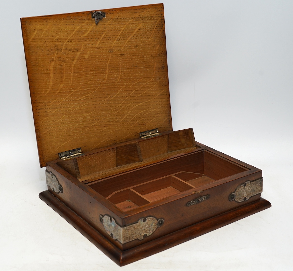 An Edwardian electroplate mounted oak 'Bridge' box, 26 x 23 x 7cm. Condition - good